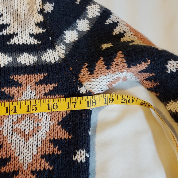 L.L. Bean Signature Navy and Cream Geometric Cotton Heavyweight Crewneck Sweater - Picture 6 of 7